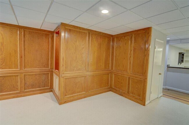 Building Photo - 639 Lakeshore Dr NW