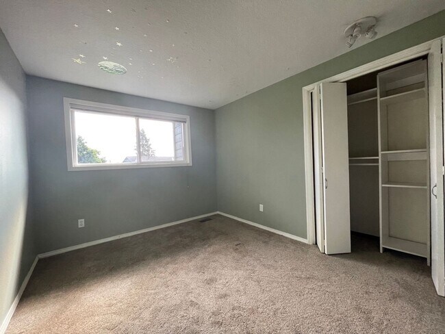 Building Photo - SPACIOUS 4 Bed/3 Full Bath Home in West Linn