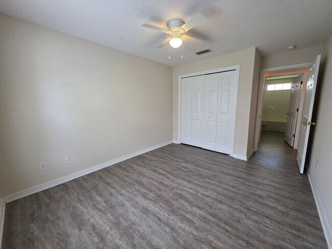Building Photo - 3BR/2BA home with 2 car garage and privacy...