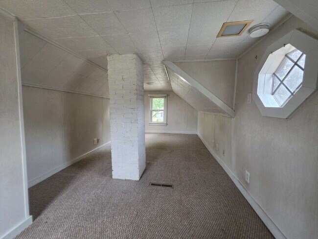 Building Photo - 2 Bedroom, 1 Bathroom Home with Garage Available Now