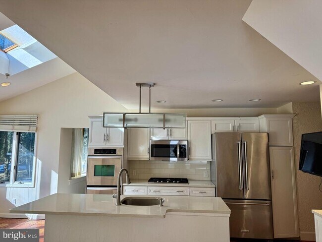 Building Photo - 8233 Fairview Rd