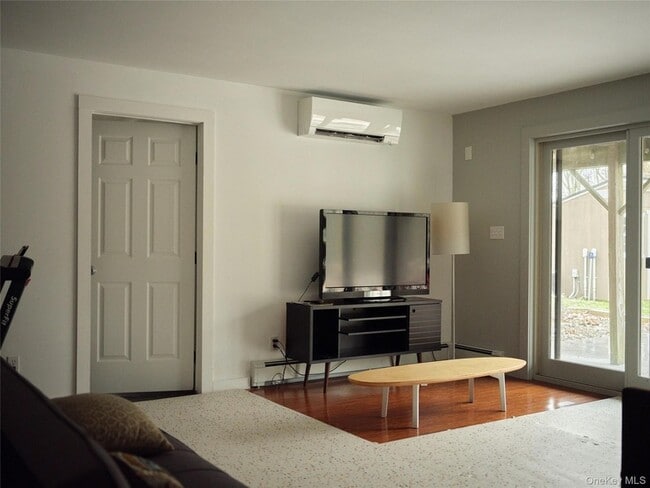 Building Photo - 285 Circle Rd