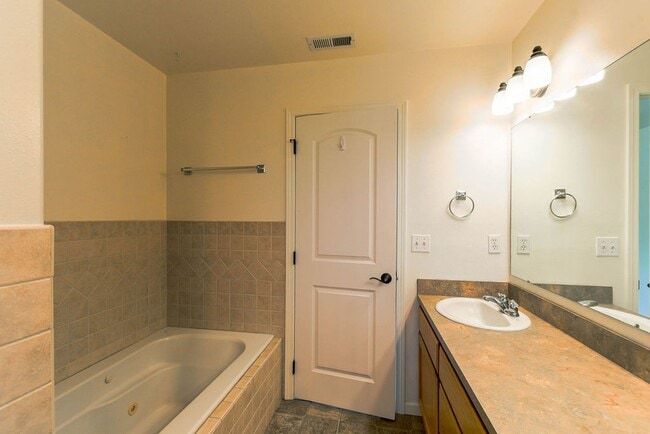 Building Photo - Beautiful 3 bed/2.5 bath single family hom...