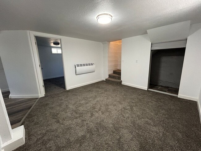 Building Photo - 3 Bedroom 1 Bath Beautiful House with Fenced Yard & Garage