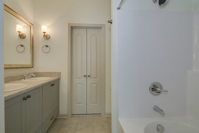 Building Photo - Beautiful End Unit Townhouse