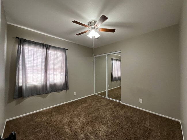Building Photo - Single story Rosamond Home