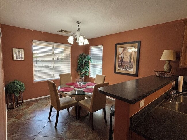 Building Photo - 776 W Fairlane Ct