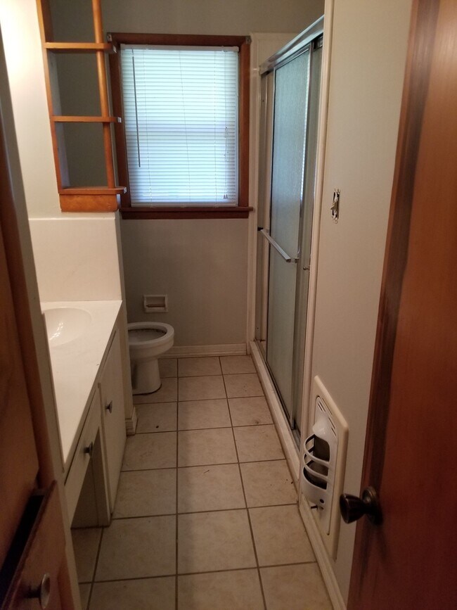 Building Photo - Midtown bungalow, beautiful hard wood floors, lots of natural light.