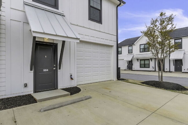 Building Photo - Charming 3-Bed, 2.5-Bath Townhouse Gem in ...