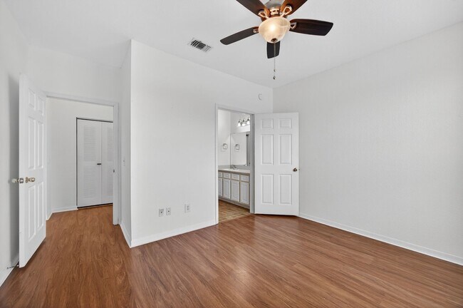 Building Photo - 13703 Richmond Park Dr N