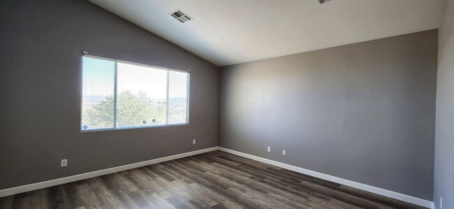 Building Photo - JUST RENOVATED 3 bedroom single story gem ...