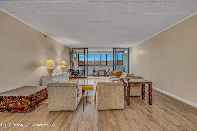 Building Photo - 550 Clay Ave