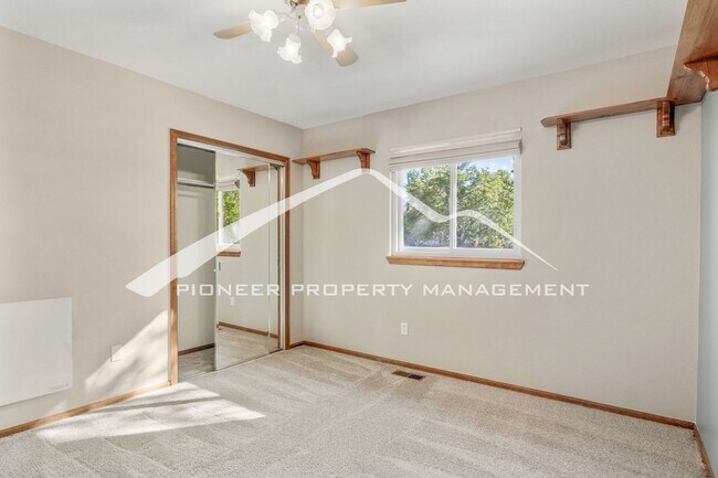 Building Photo - Beautiful 4 bedroom home with Stunning Col...