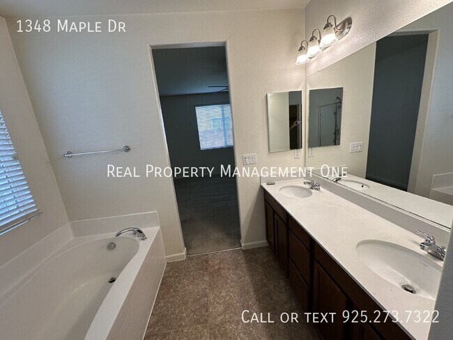 Building Photo - Gorgeous 4 Bedroom, 2.5 Bath Single Story ...