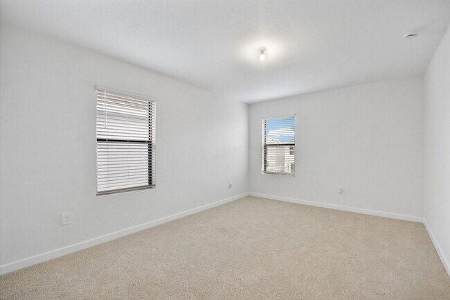 Building Photo - 713 SE 15th Ave