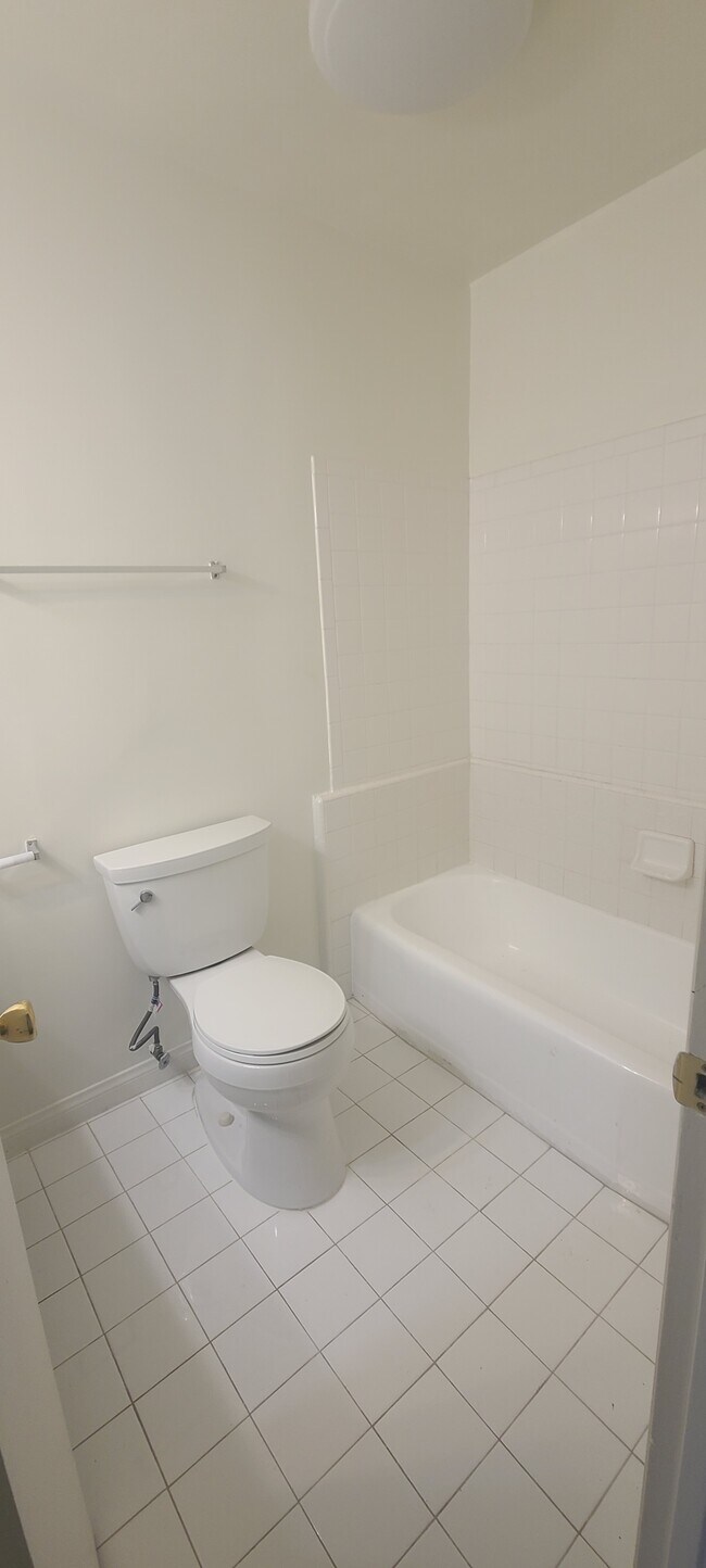 hallway bathroom - 7506 Romaine St