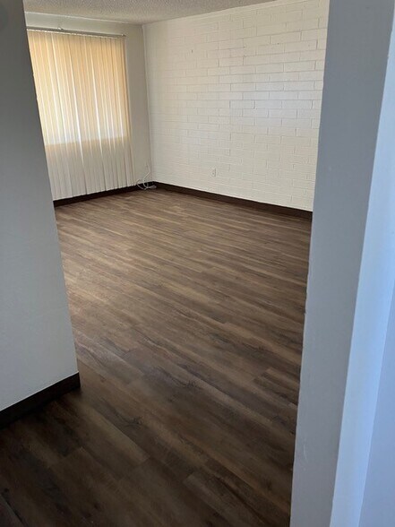 Huge Rooms! - Villa Granada Apartments