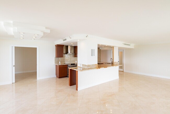 Building Photo - 5070 N Ocean Dr