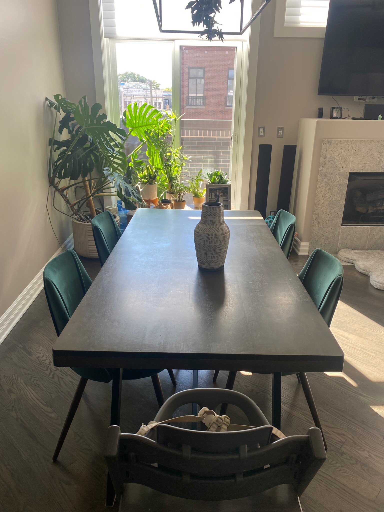Dining area - 1631 N Milwaukee Ave