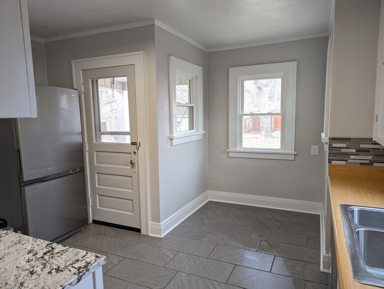 Small eating nook - 3607 Franklin Ave