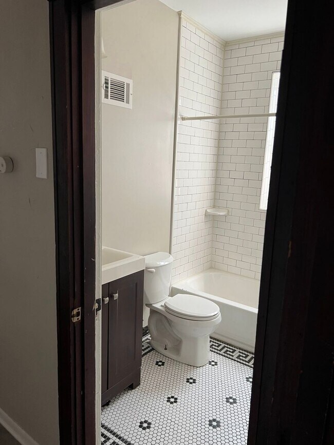 Building Photo - Charming 2nd Floor, 1 bd with new bath. Be...