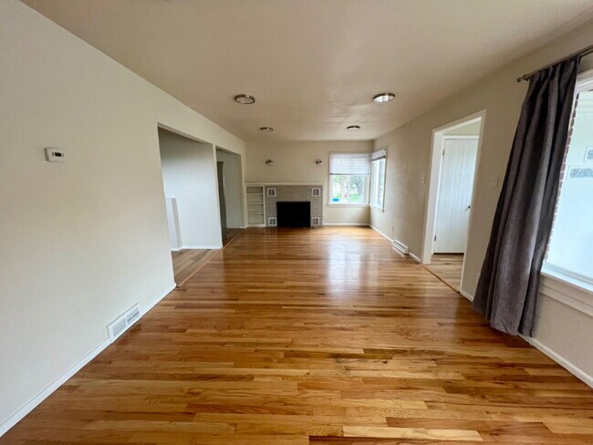 Building Photo - Completely Renovated Three Bedroom Apartment