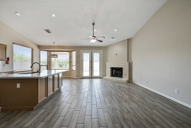 Building Photo - 6937 E Paradise Ln