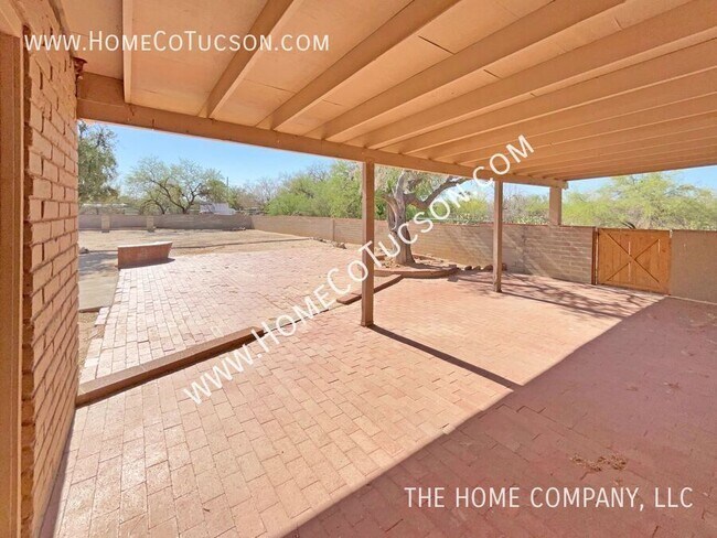 Building Photo - 8905 N Hickory Dr
