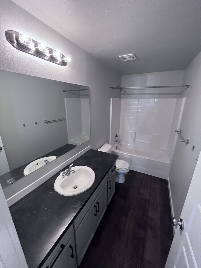 Building Photo - Central Located 4 bed 2.5 bath home