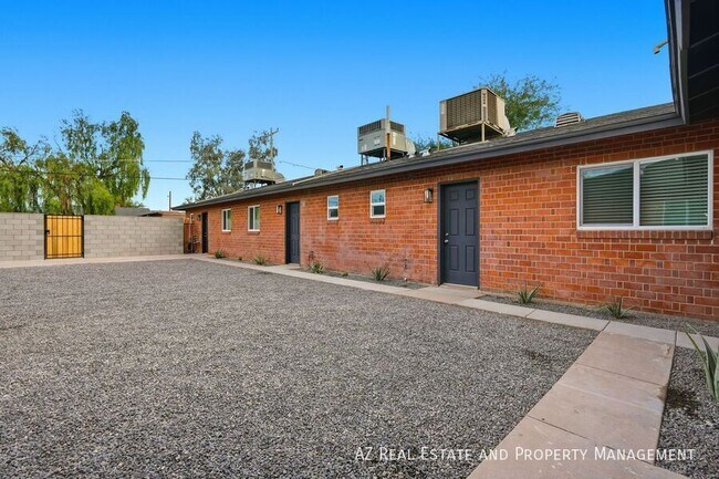 Building Photo - 1804 E Coronado Rd