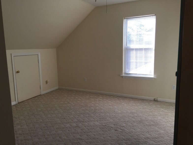 Building Photo - 1325 Oleander Ave