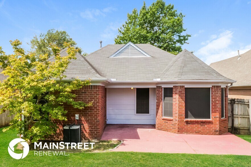 Building Photo - 8486 Clubview Dr