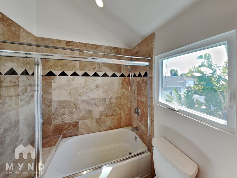 Building Photo - 512 Henry St