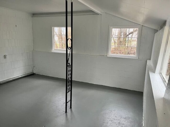 Building Photo - Beautiful 3 Bedroom Home w/yard!