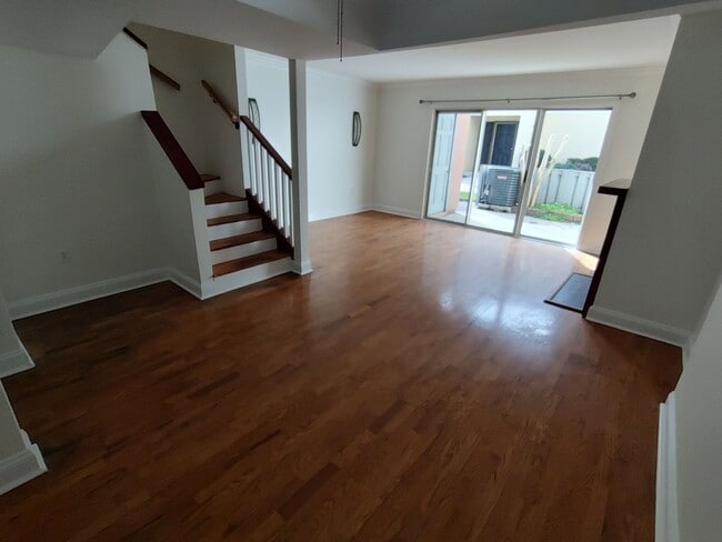 Building Photo - 2-Story Townhome WALKING DISTANCE TO THE BEACH! COMMUNITY POOL!