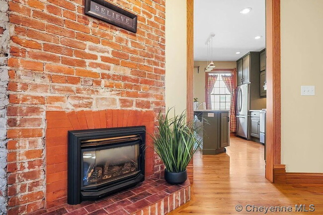 Building Photo - Charming Three Bedroom Home!