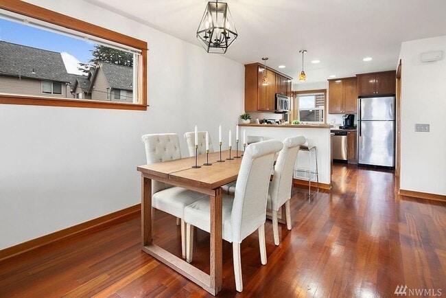 Building Photo - 3 bedroom / 2.5 bathroom townhome in West Seattle's Highland Park.