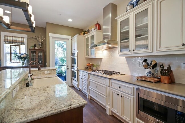Building Photo - 4 Bed / 3.5 Bath | Crocker Village Brownst...