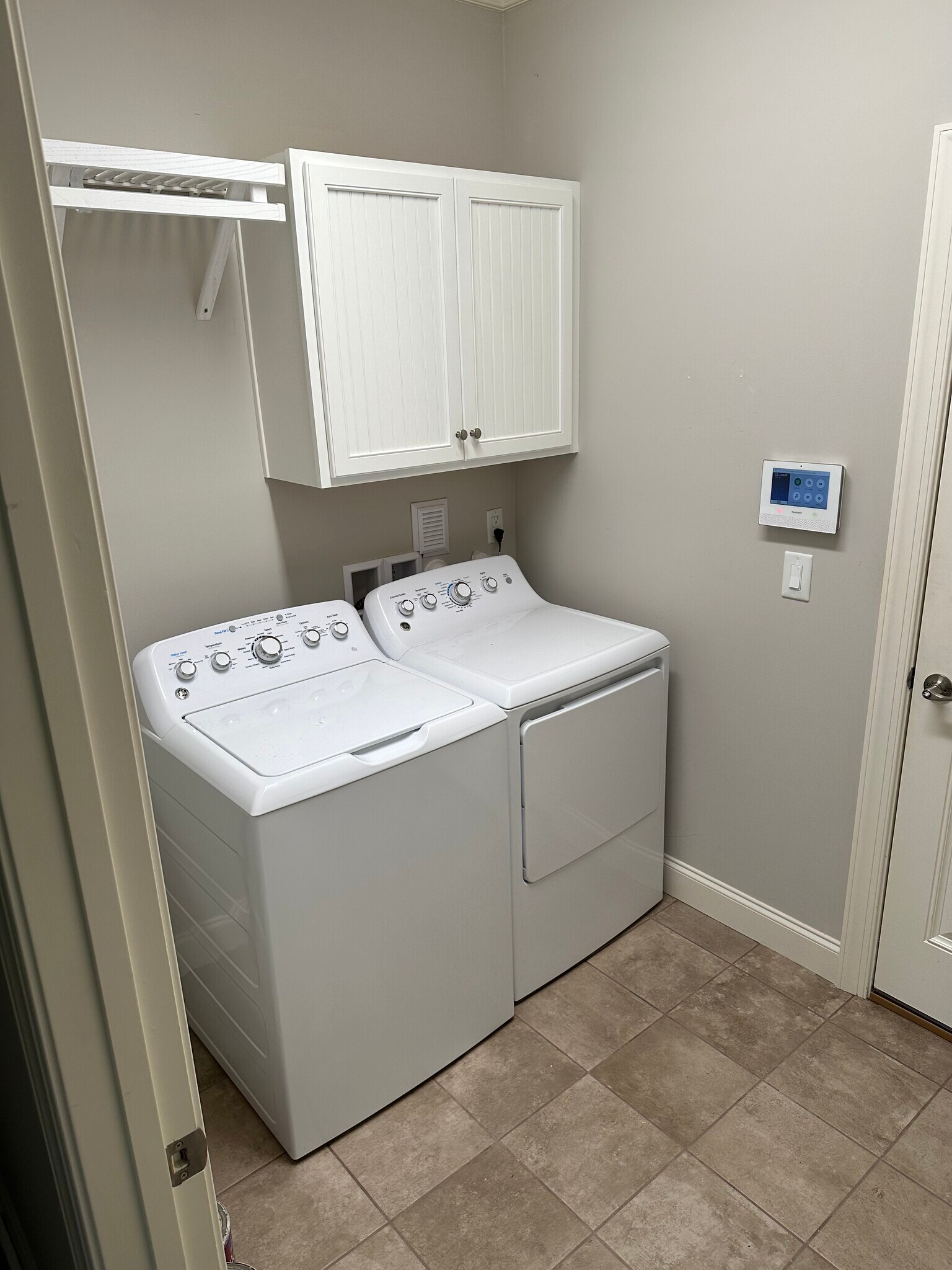 Building Photo - 8529 Oak Abbey Trl NE