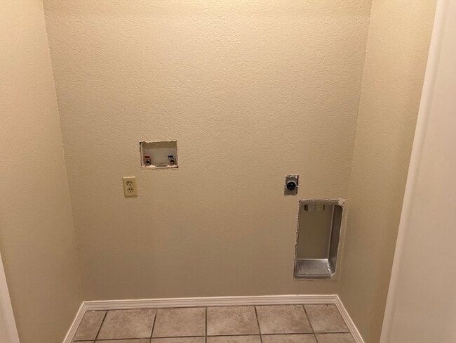 Building Photo - 608 E Rolling Hills Dr