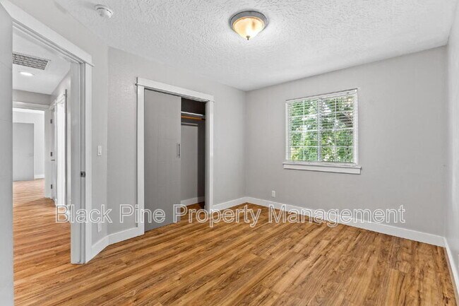 Building Photo - 6018 N Silver Maple Ave