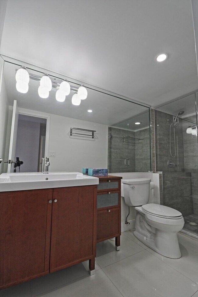 Building Photo - 800 Parkview Dr