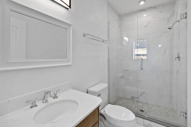 Building Photo - 4/3 Lakefront Home for Rent – 1 Acre – Near College Park & Downtown Orlando