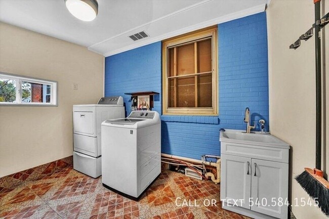 Building Photo - 5001 Hildebrand Rd NW