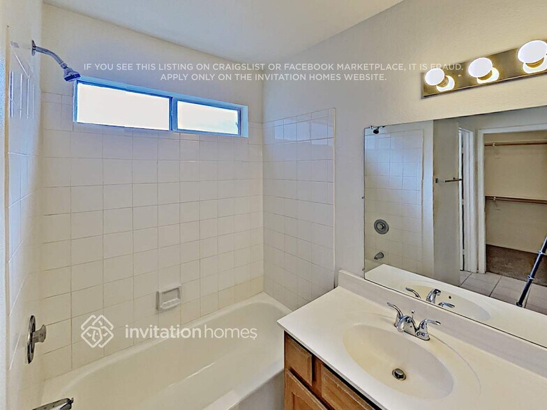 Building Photo - 1022 S Surfside Dr