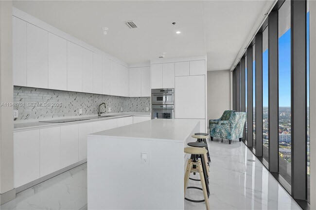 Building Photo - 700 NE 24th St