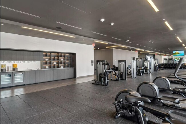 Building Photo - 601 NE 1st Ave