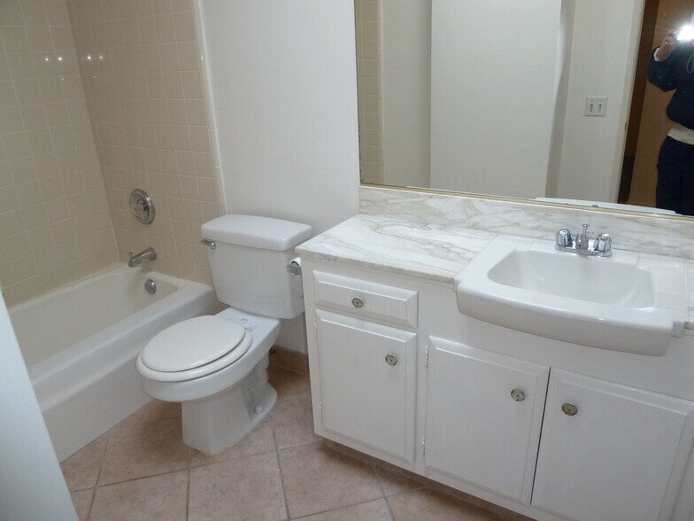 2nd bathroom - 2020 Idaho Ave