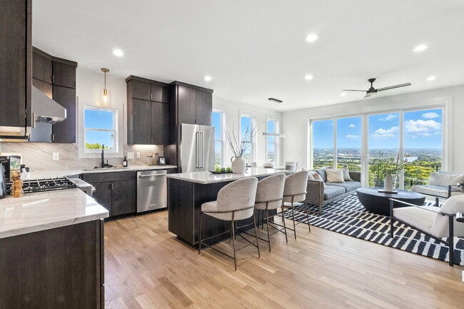 Building Photo - "Spacious 4-Bed, 4-Bath Gem in Nashville -...