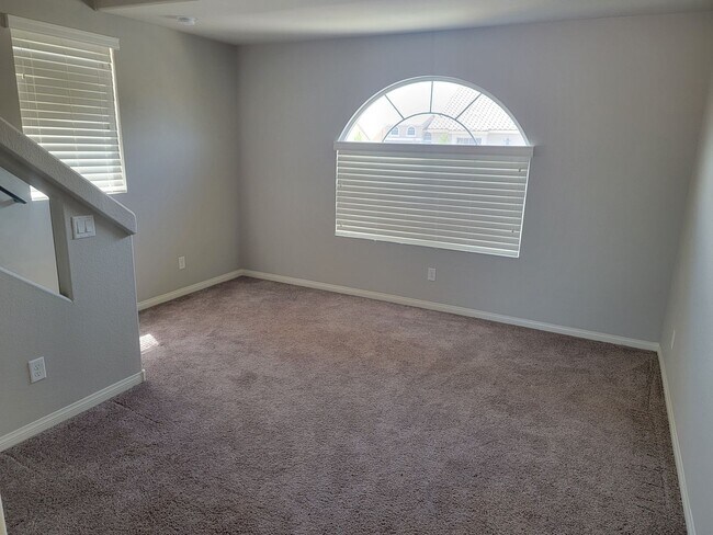 Building Photo - 5 bedroom 3 story home with beautiful remo...
